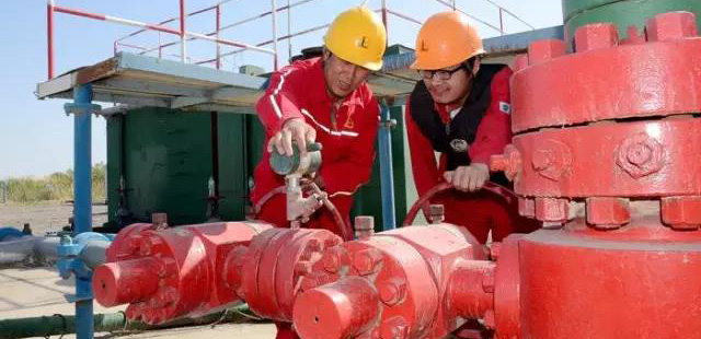 工廠的工人告訴你，應(yīng)該怎么安裝閥門（1）