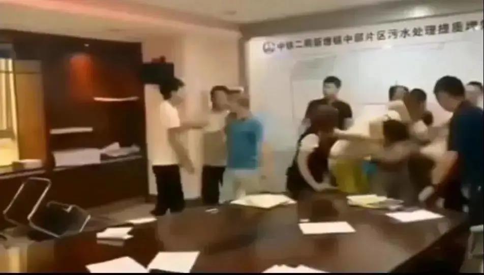 中鐵二局閥門投標現場，報最低價者被“群揍”…咋回事？-