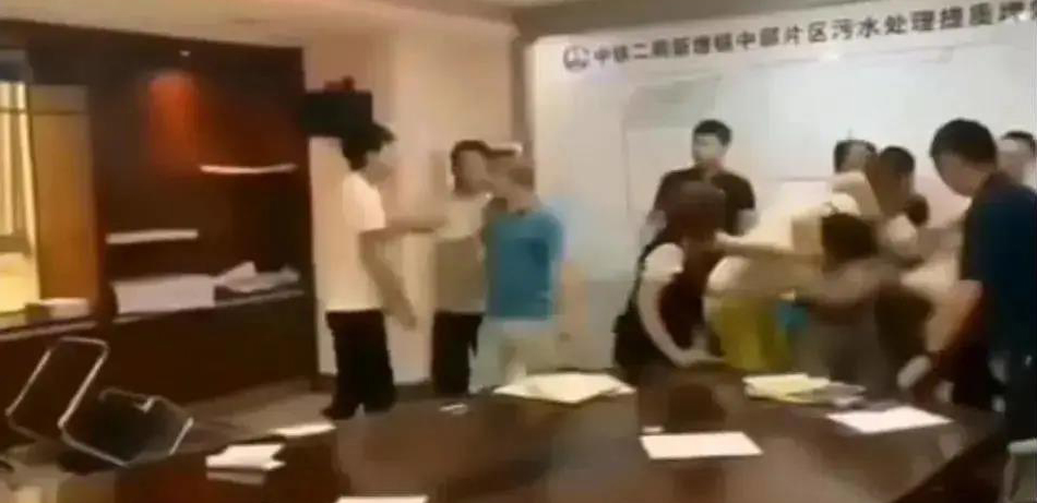 中鐵二局閥門投標現場，報最低價者被“群揍”…咋回事？